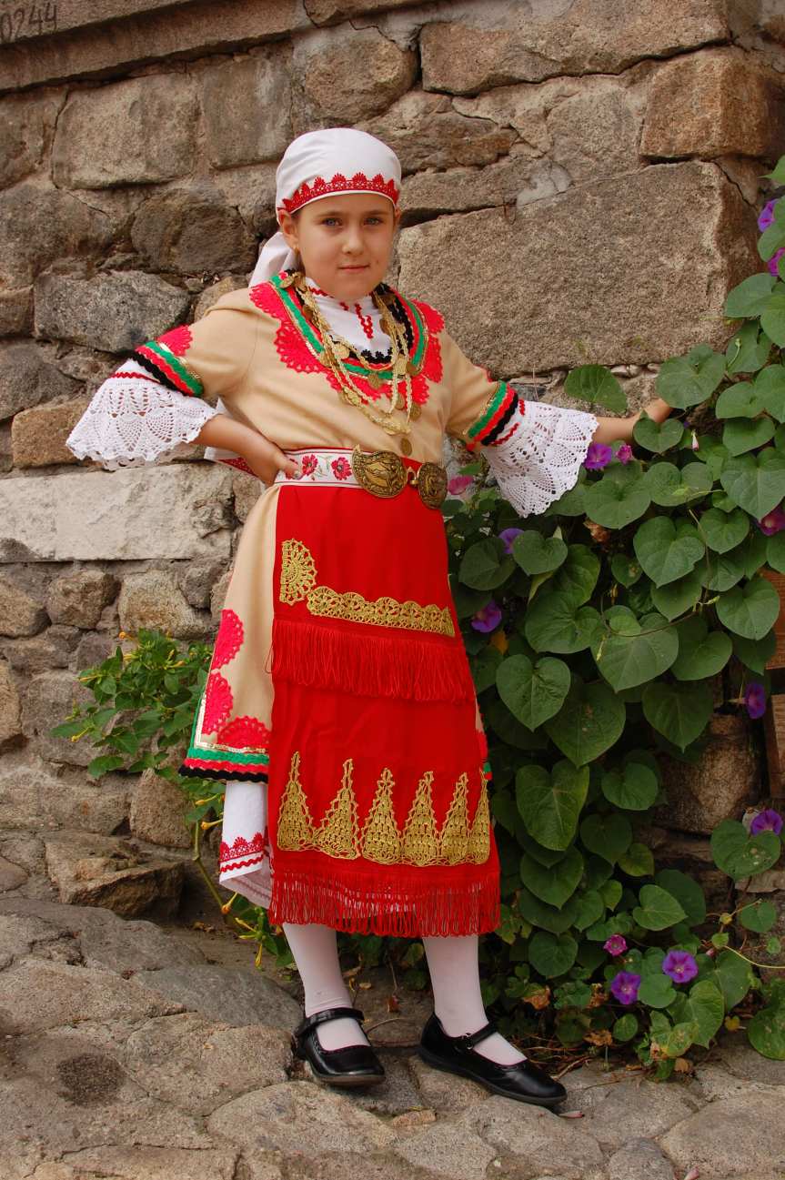 Женска македонска носия